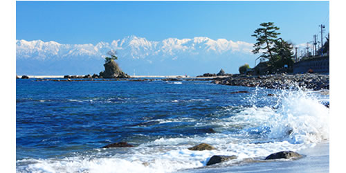 氷見・雨晴海岸から見る海越しの立山連峰